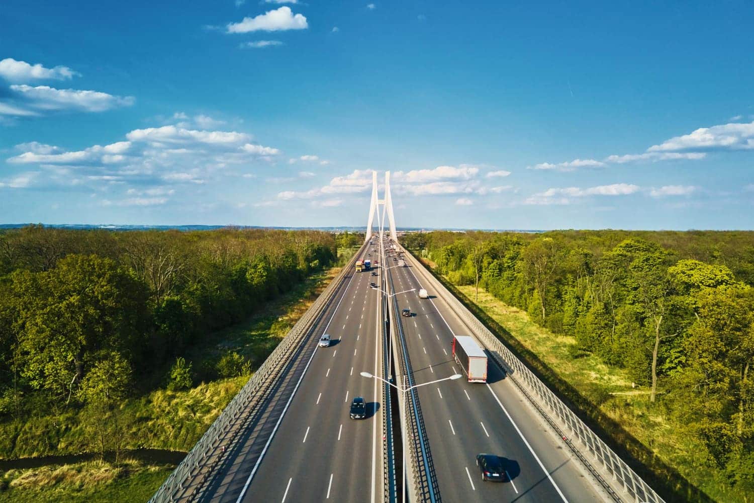 Ruch samochodowy na moście nad rzeką, opłaty drogowe w systemie e-TOLL