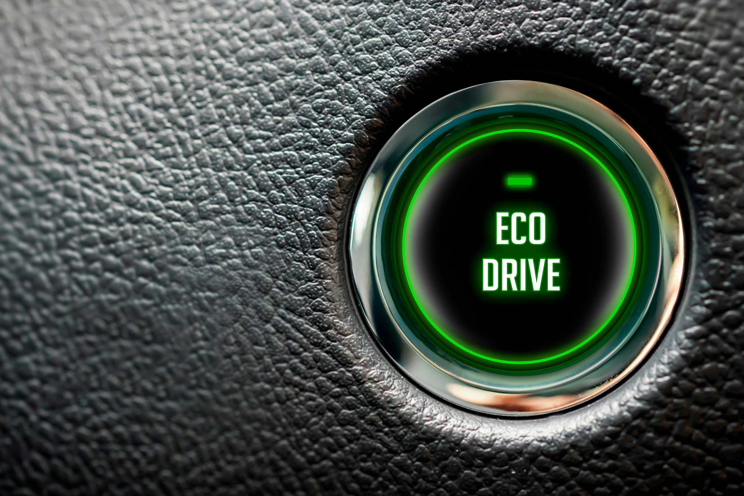 Podświetlony przycisk ECO DRIVE w samochodzie, eco-driving i ekonomiczna jazda kierowców floty