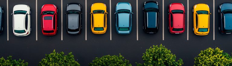 Kolorowe auta na wynajem w rzędzie na parkingu z lotu ptaka, monitoring GPS wypożyczalni samochodów