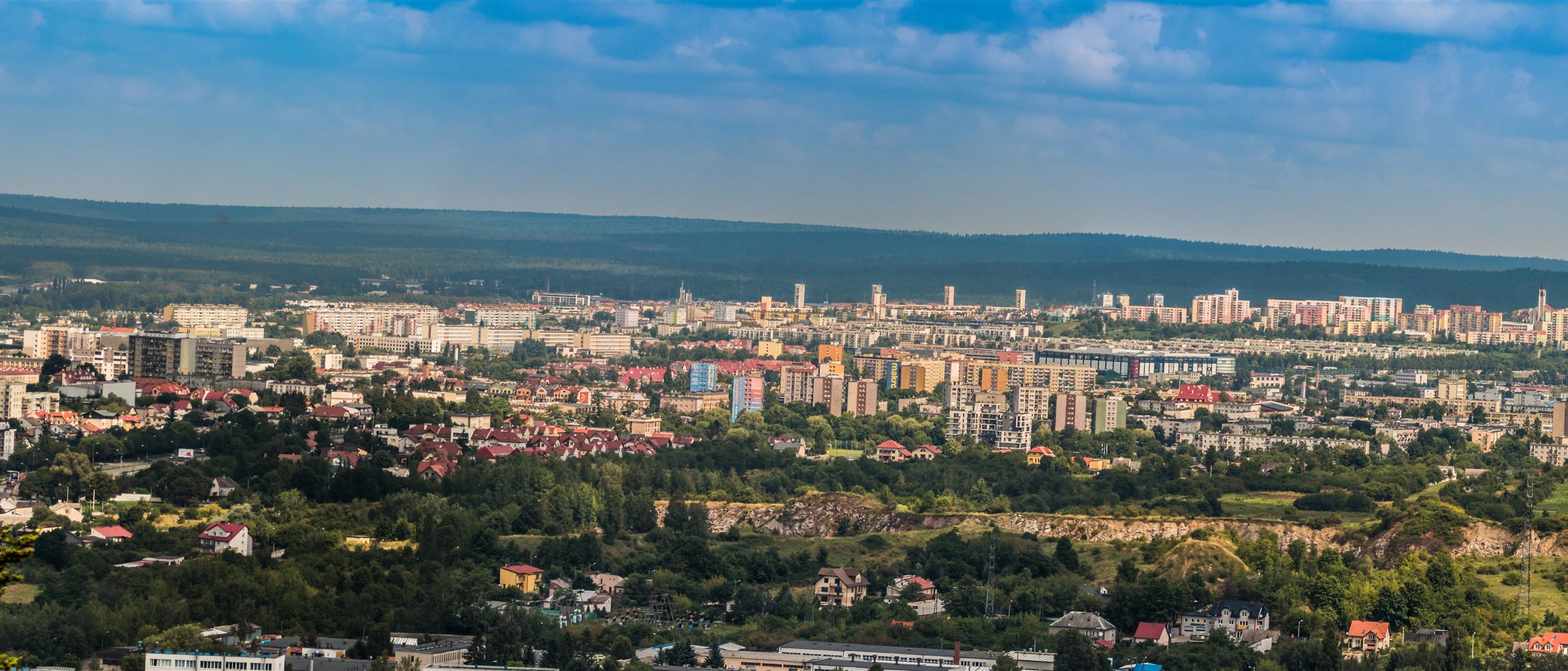 Panorama Kielc na tle wzgórz