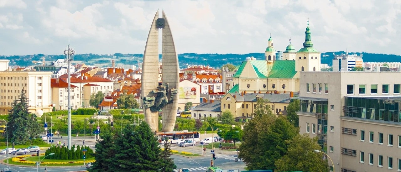 Centrum Rzeszowa widziane z góry, w tle wzgórza