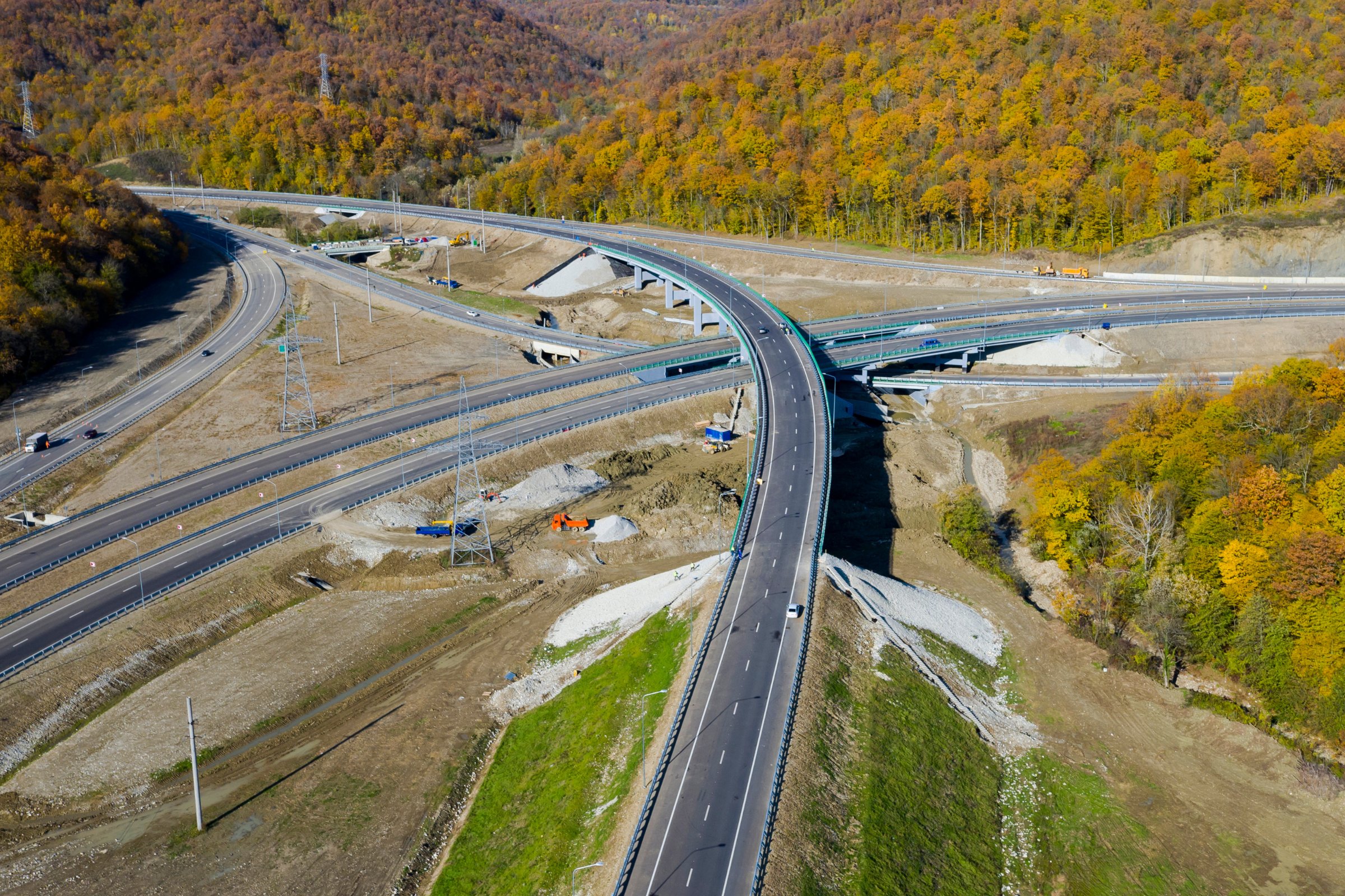 Węzeł autostradowy z drona, planowanie trasy pojazdów