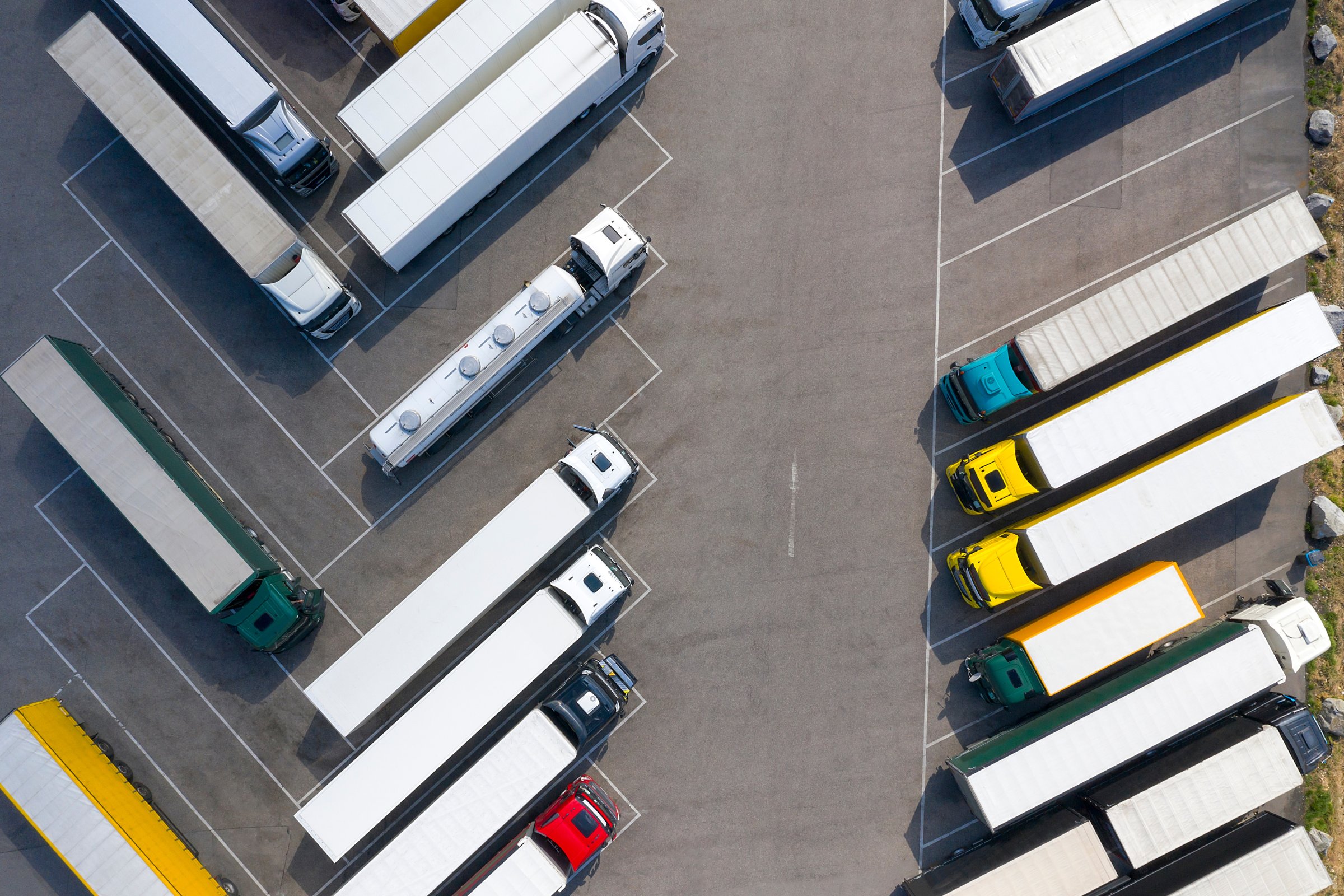 Parking przy trasie z ciężarówkami z góry, czas jazdy i przerwy kierowców